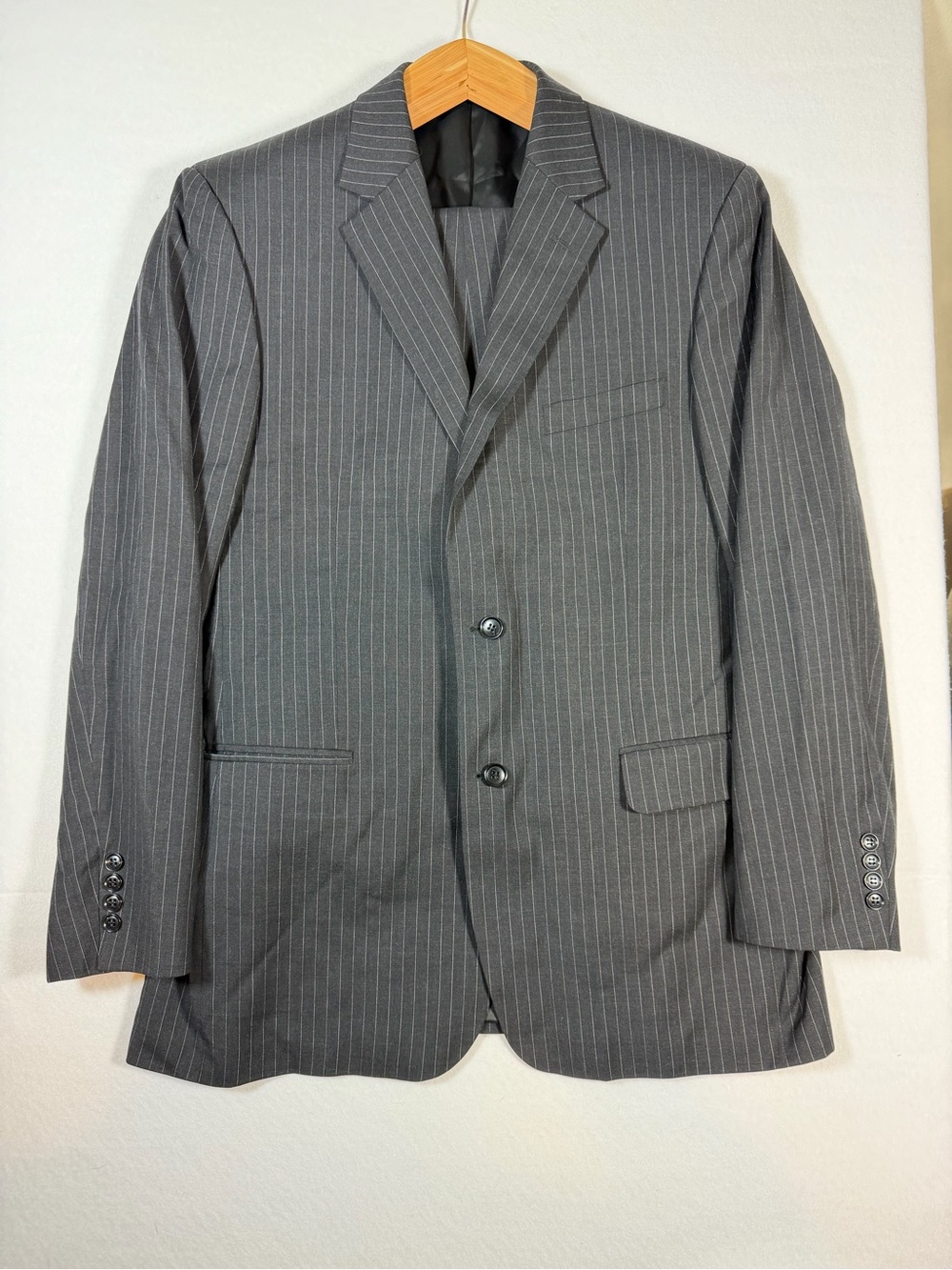 Andrew Fezza slick 2-pc Suit Mens 2 Button Jacket  Pants 44L charcoal pinstripe